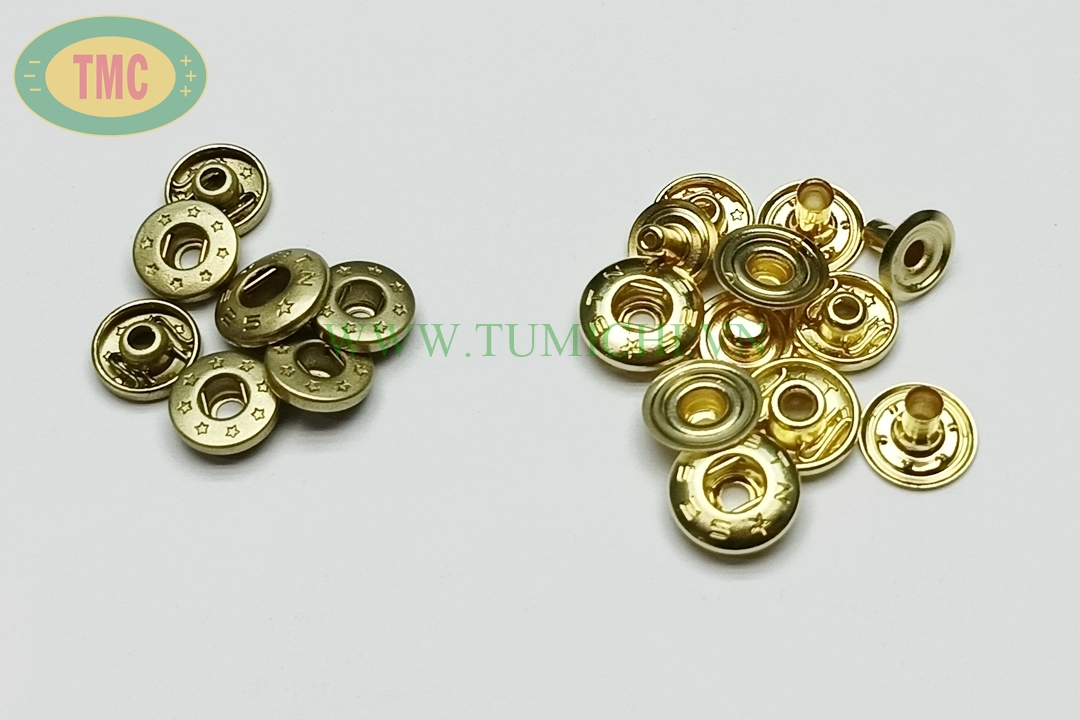 Tẩy gỉ bề mặt đồng thau với RUST REMOVER BRASS (Ảnh: Tumichi)